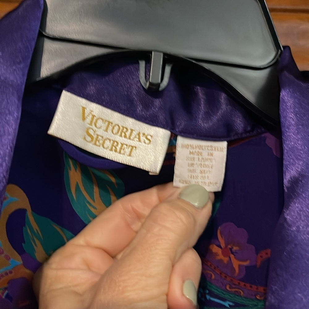 Victoria’s Secret purple satin rose and Paisley print robe one size fits all - Picture 2 of 4